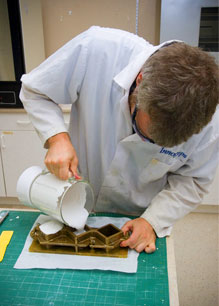 Pouring cubes for strength tests Pouring cubes for strength tests